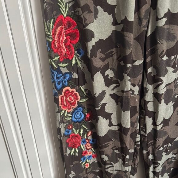 Avani Del Amour Green Camo Print Pants with Relaxed Fit and Floral Embroidery - Picture 3 of 7